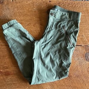 Athleta Trekkie Jogger Capri, Jasper Green, Size 2
